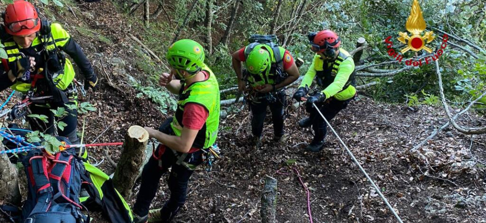 Anziana di 77 anni cade nel bosco mentre va a funghi: recuperata dal soccorso alpino che la raggiunge a 1.200 metri di quota